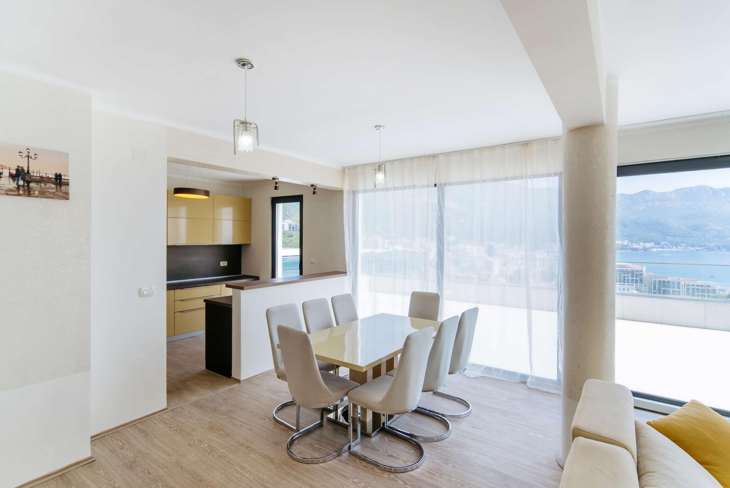 Spacious Penthouse with large terrace and sea view