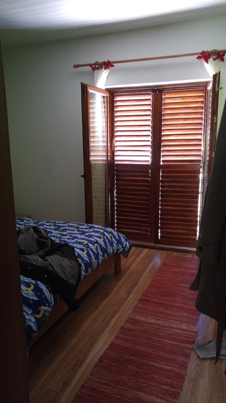 Three-story house in Morinje with a large yard