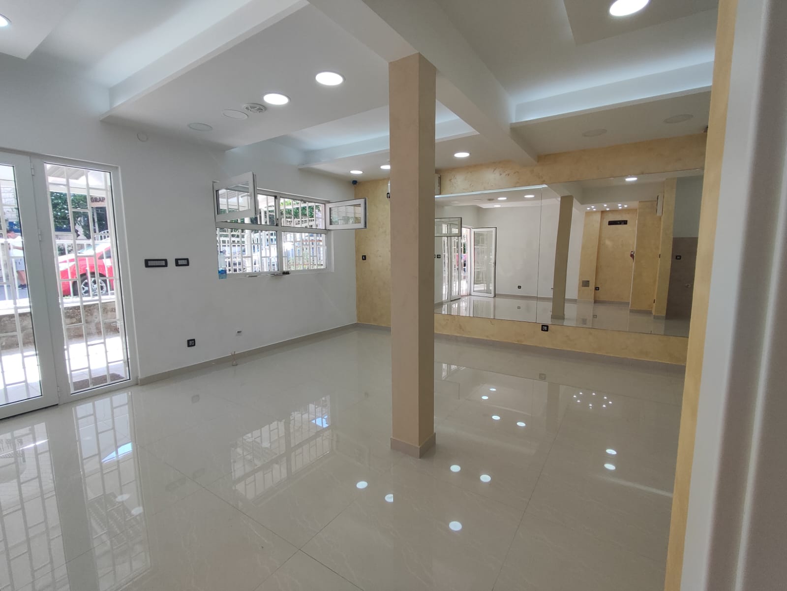 Commercial space with a terrace in Budva