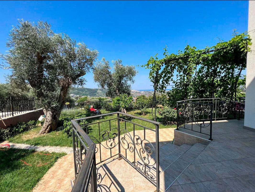 Two-storey house with three bedrooms and a large plot in Bar