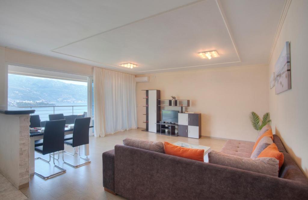 Spacious one-bedroom apartment in Budva with sea view