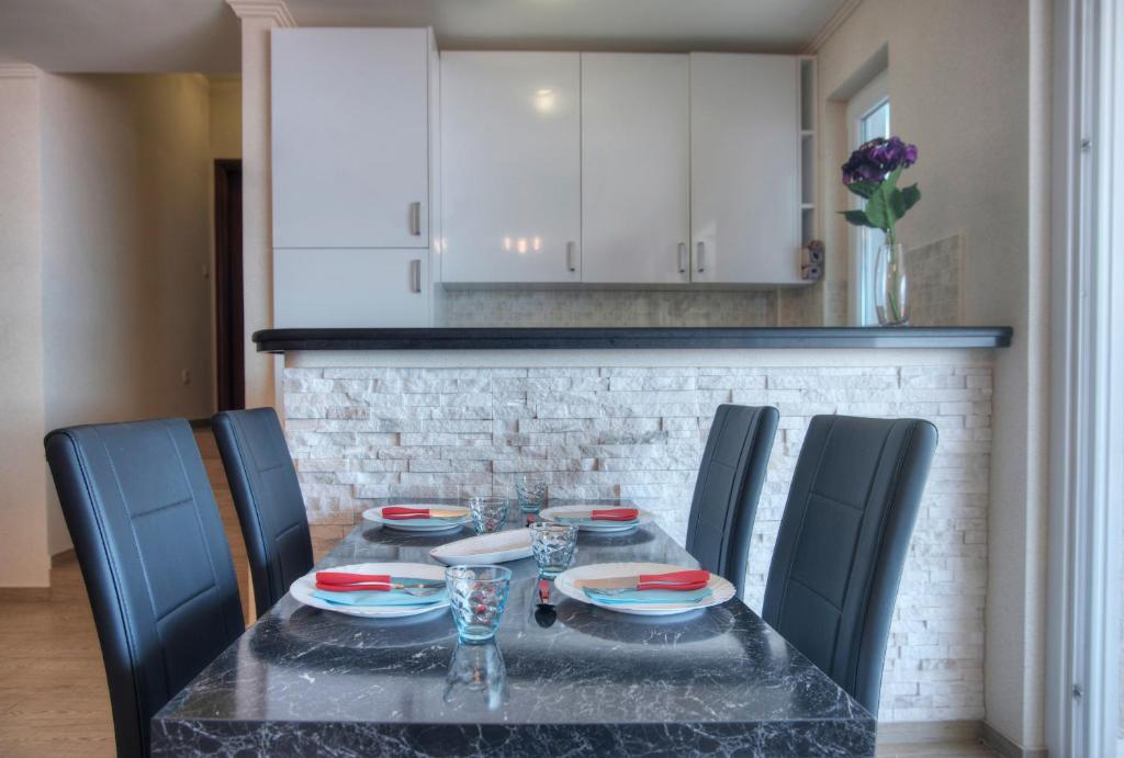 Spacious one-bedroom apartment in Budva with sea view