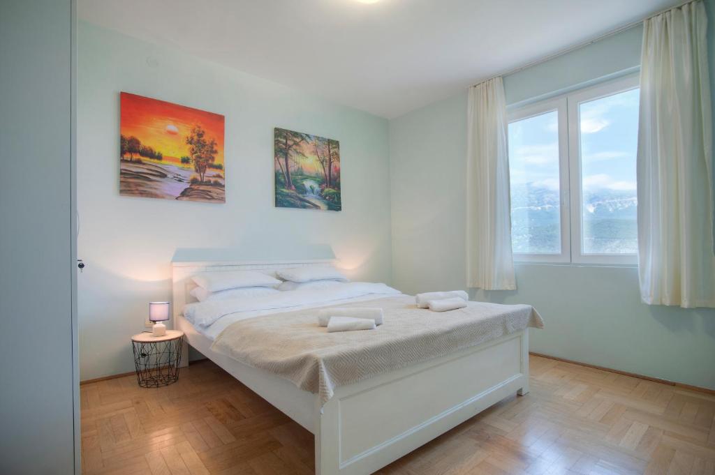 Spacious one-bedroom apartment in Budva with sea view