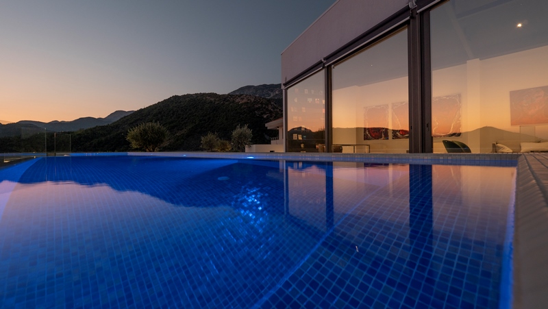 Unique penthouse with pool and roof garden