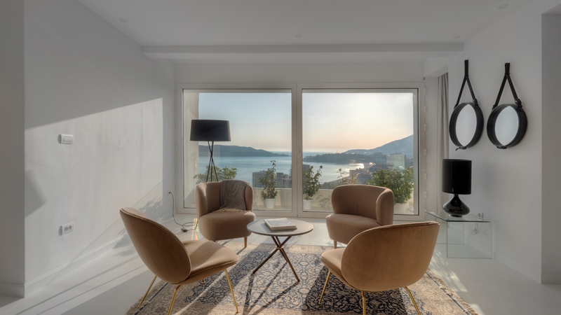 Unique penthouse with pool and roof garden