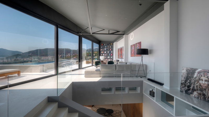 Unique penthouse with pool and roof garden