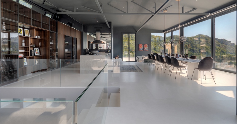 Unique penthouse with pool and roof garden