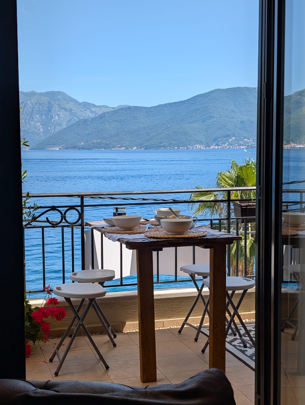 Apartment with panoramic sea view on the first line in Krasici