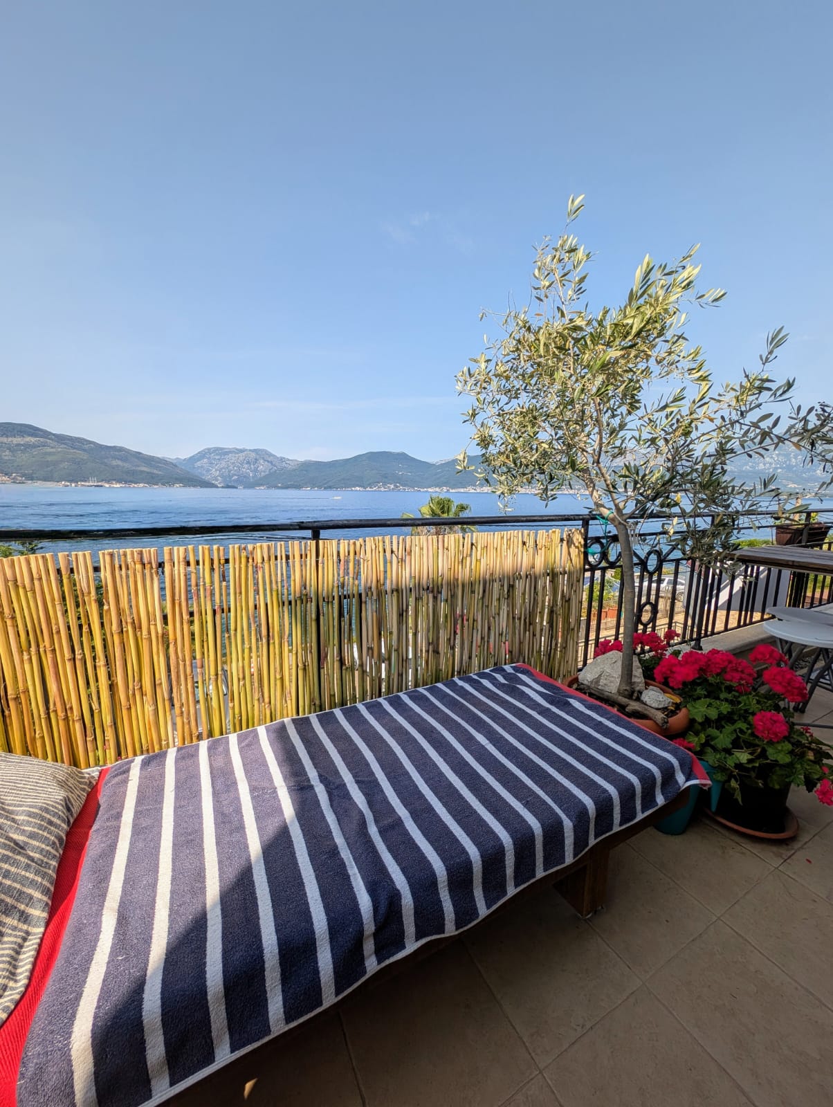 Apartment with panoramic sea view on the first line in Krasici