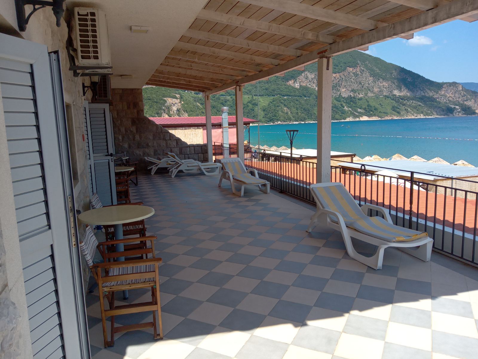 Mini Hotel on Jaz 50 meters from the sea