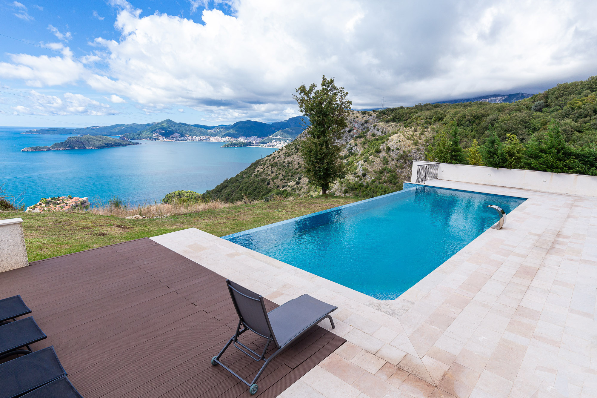 Three bedroom apartment with panoramic views of Sveti Stefan