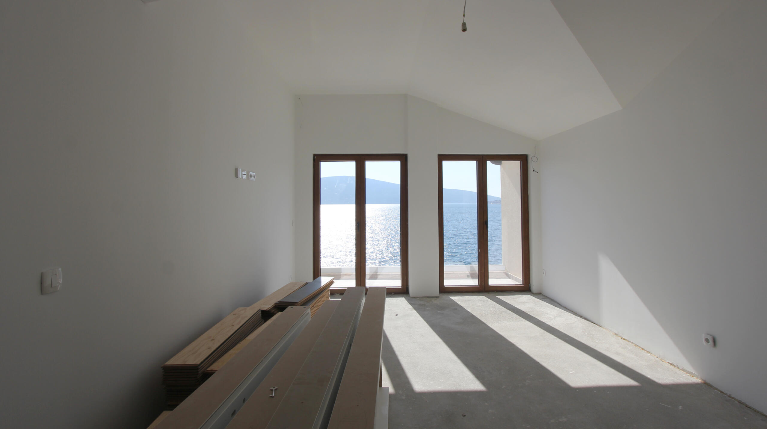 Luxury apartments on the first line of the sea in Opatovo