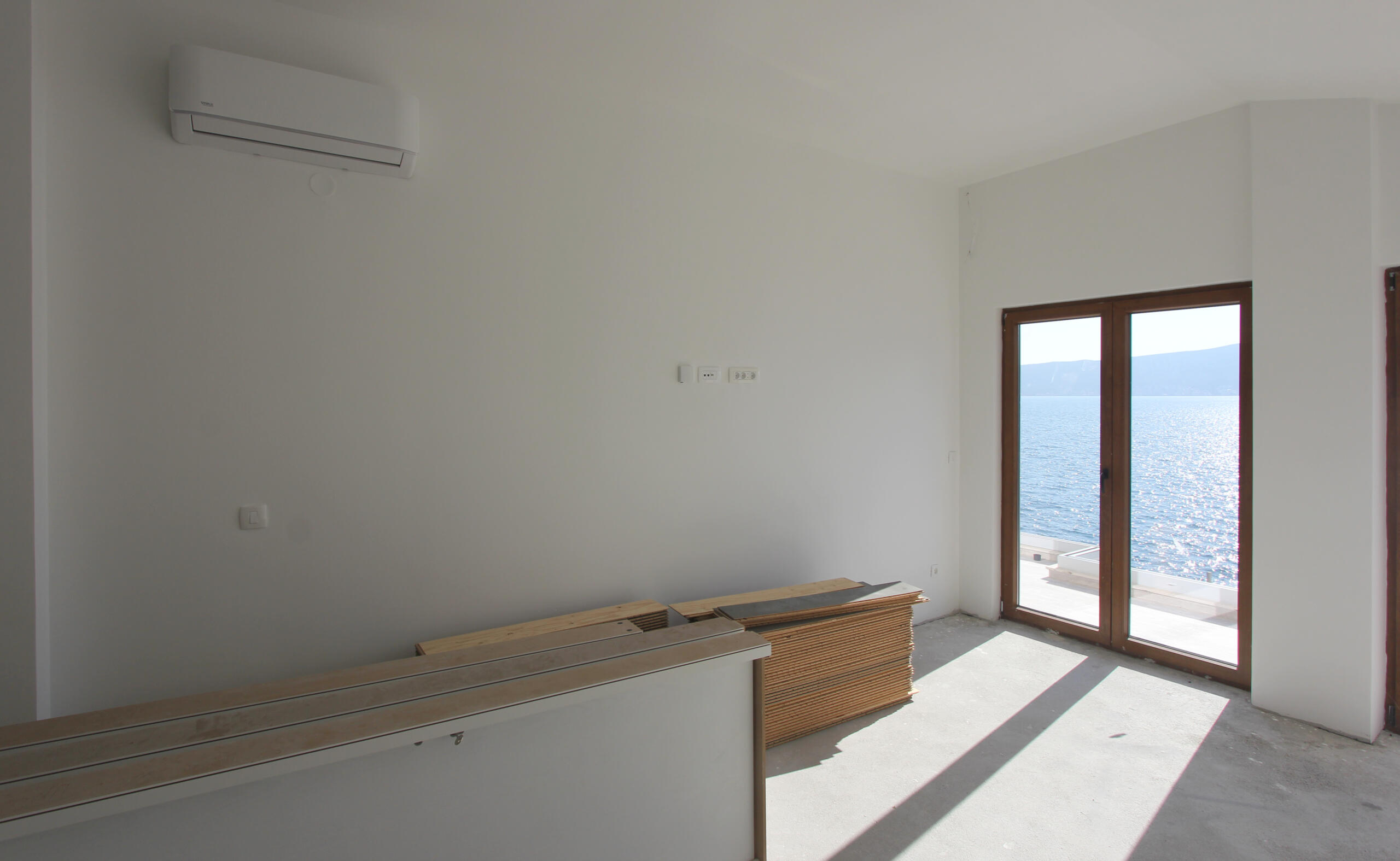 Luxury apartments on the first line of the sea in Opatovo