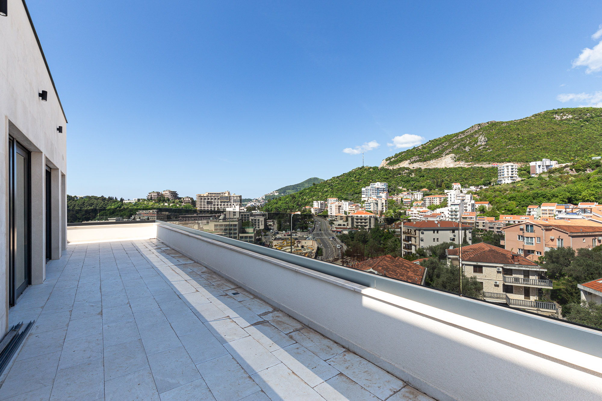Penthouse in new building in Becici near the sea