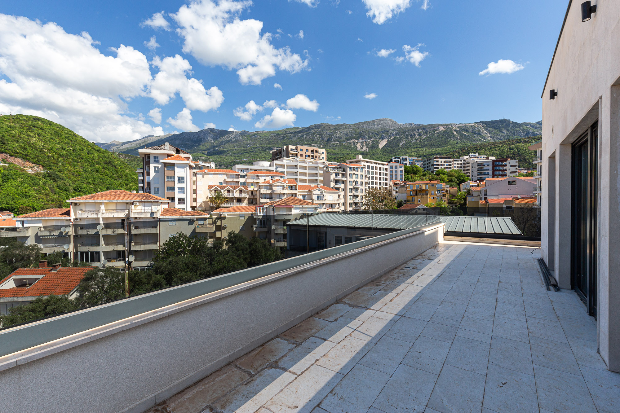 Penthouse in new building in Becici near the sea