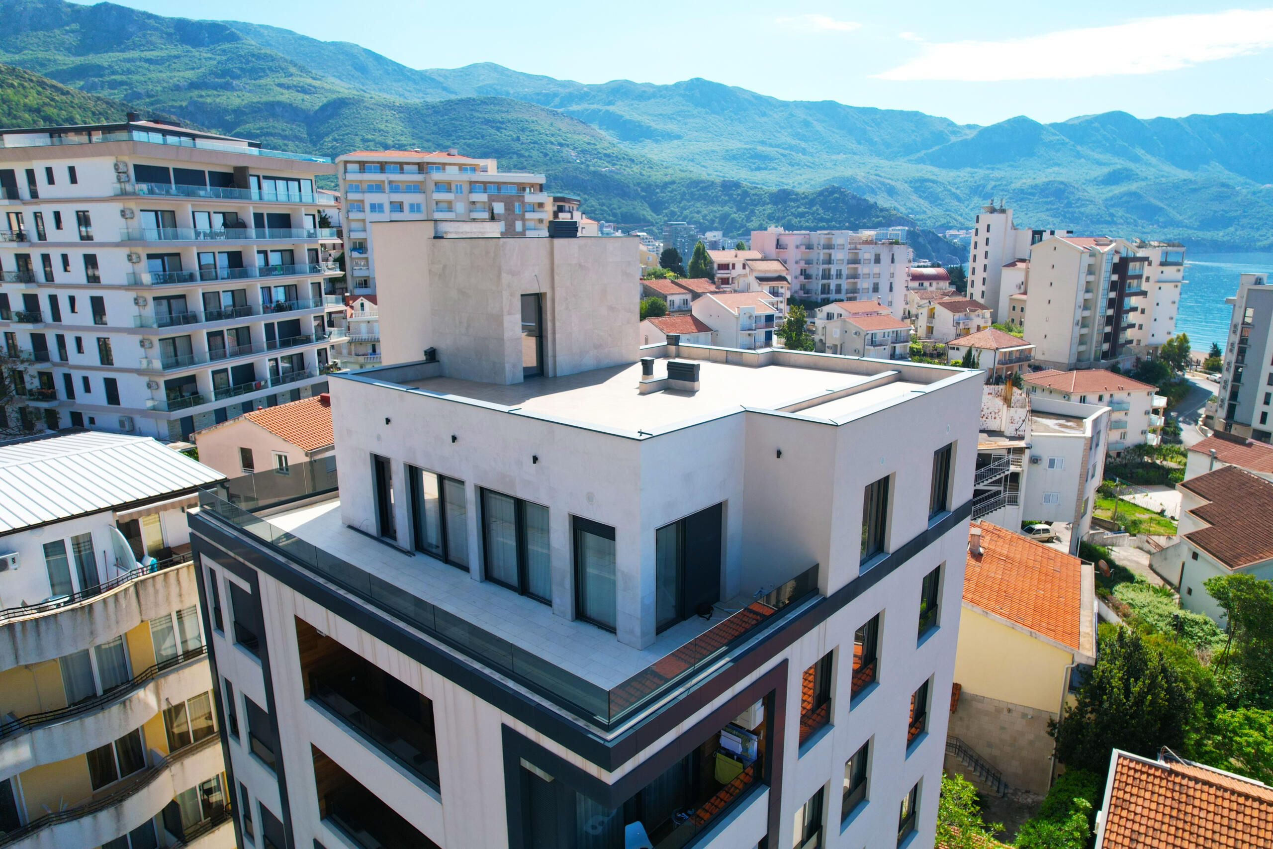 Penthouse in new building in Becici near the sea