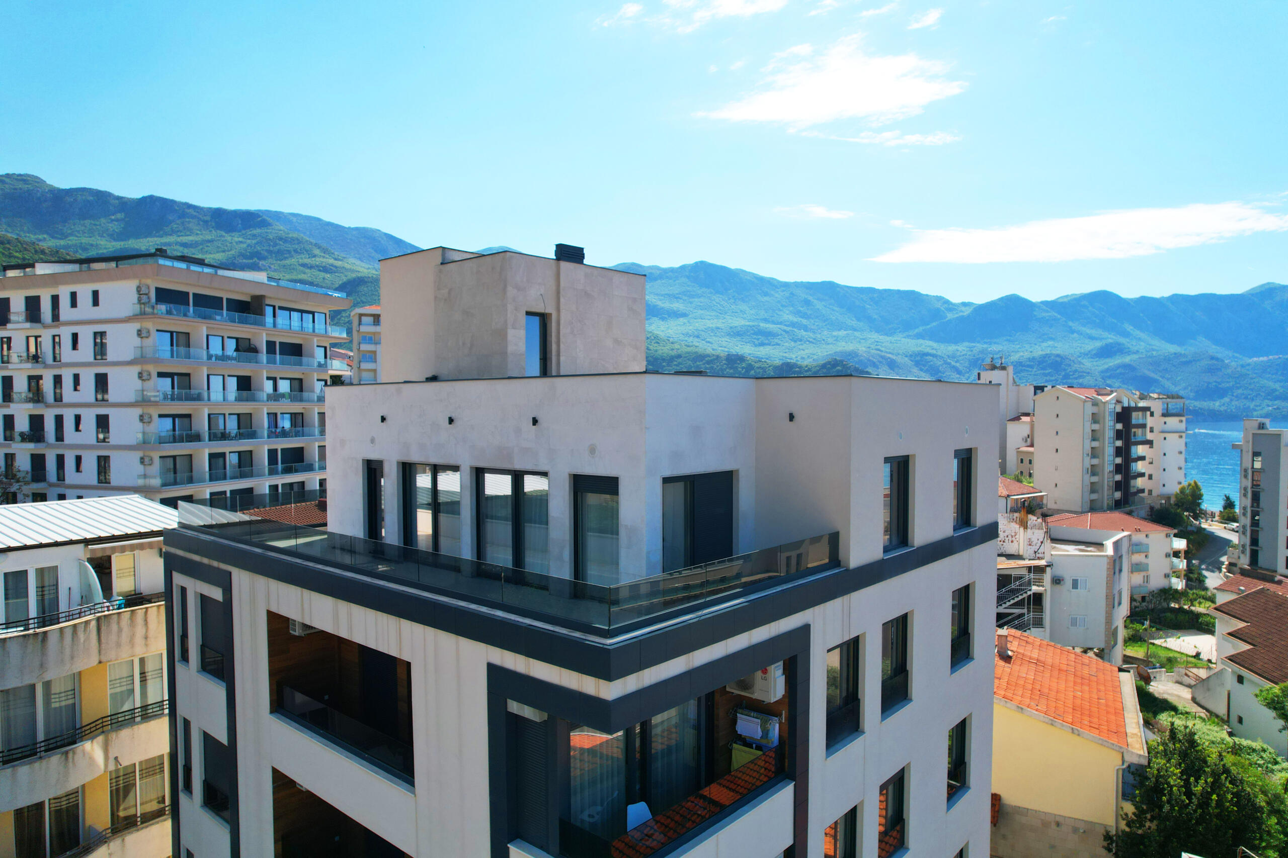Penthouse in new building in Becici near the sea