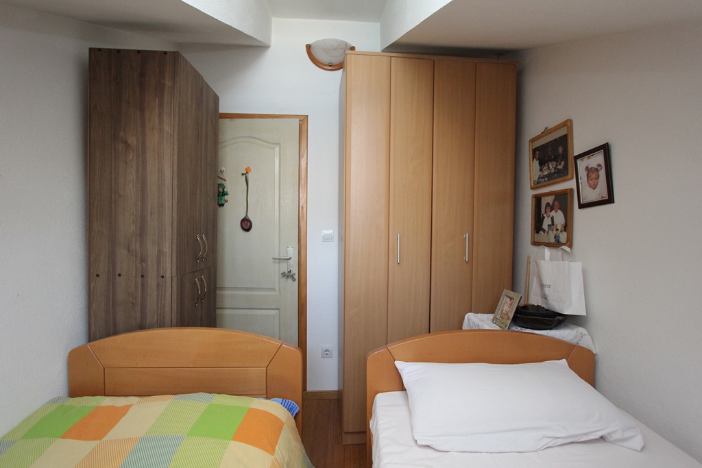 Stone house with a restaurant on the waterfront in Prcanj