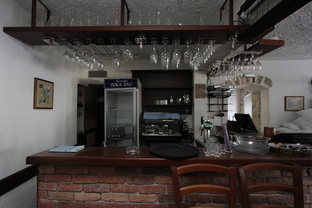 Stone house with a restaurant on the waterfront in Prcanj