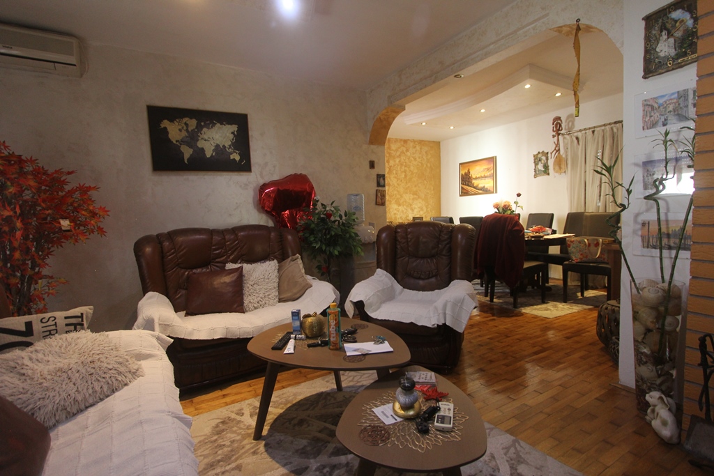 Spacious house in Lastva Grbaljska