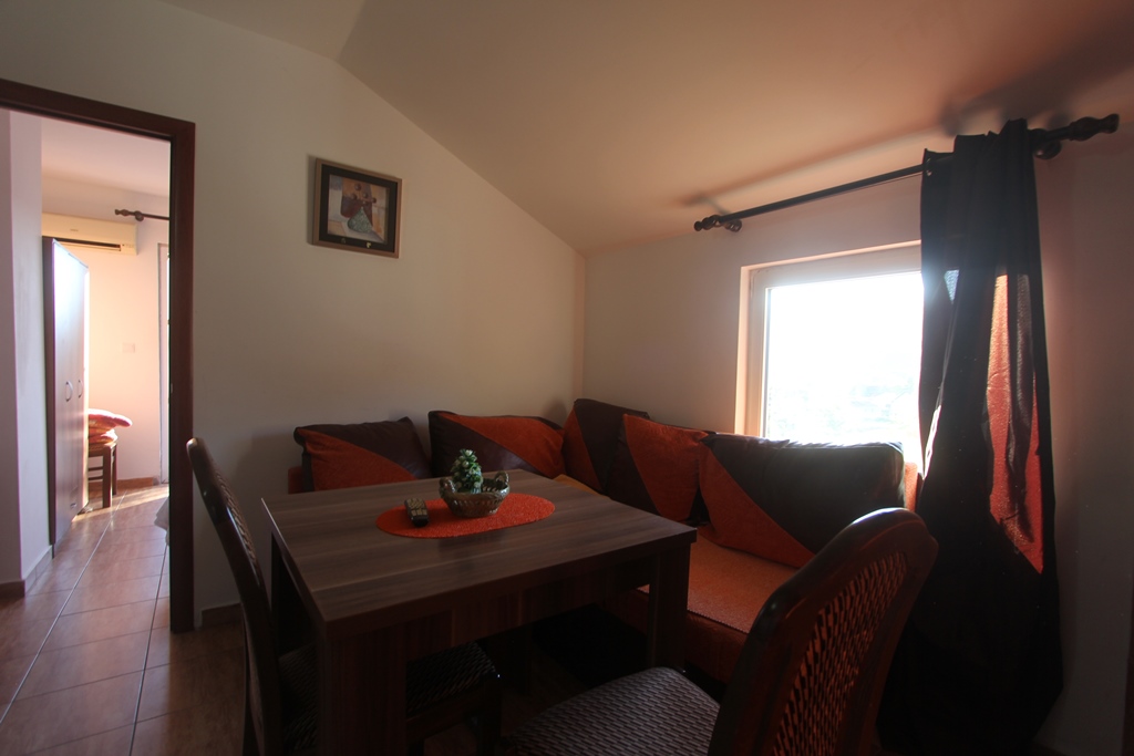 Spacious house in Lastva Grbaljska