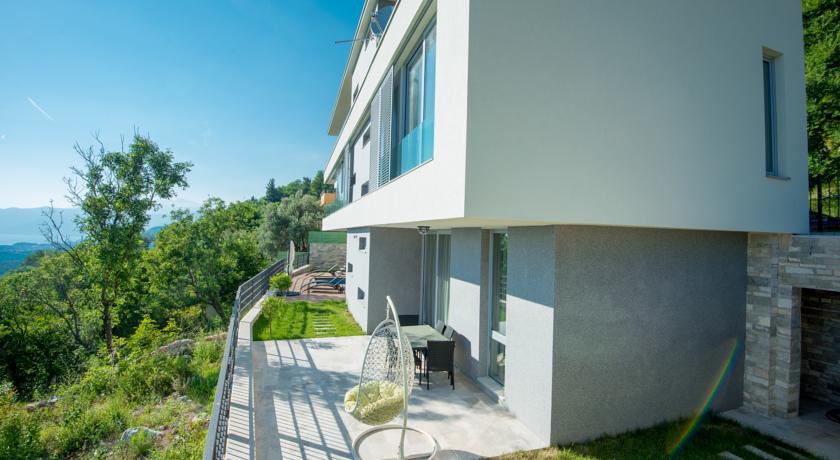 Two villas for sale in the Kavac region