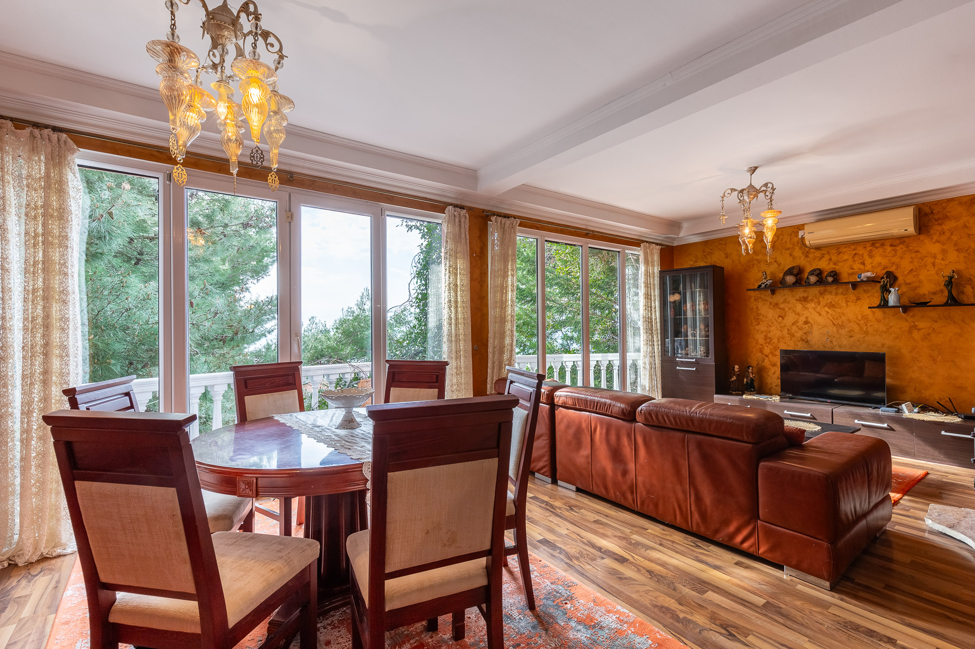 Three-storey family house in Susanj