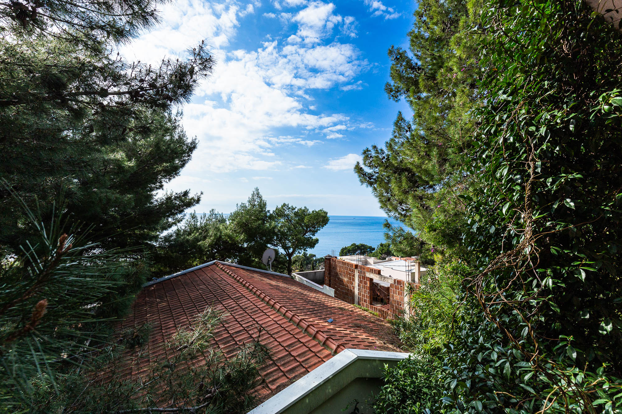 Three-storey family house in Susanj