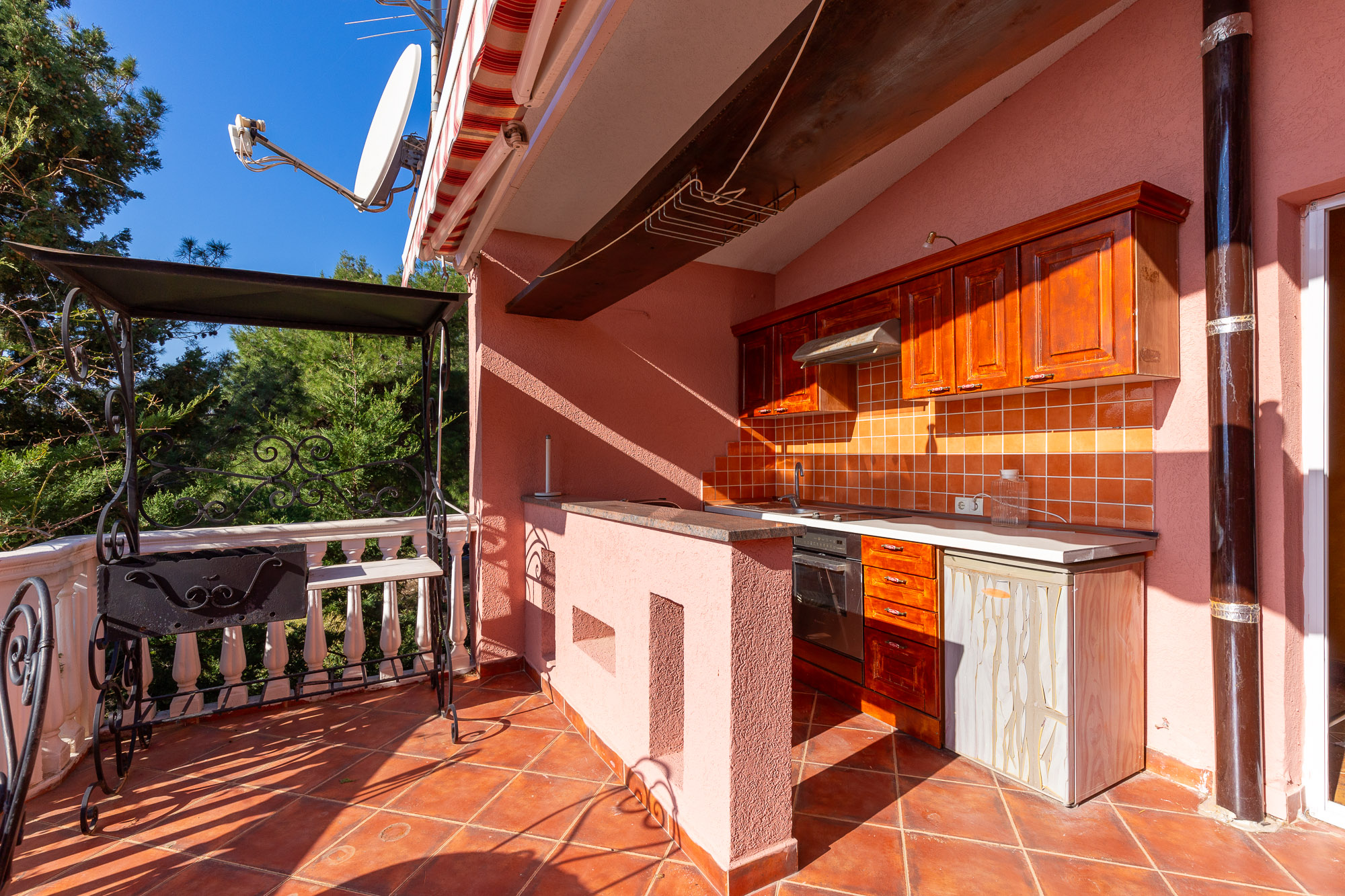 Three-storey family house in Susanj