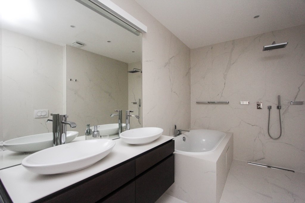 Spacious apartment in a complex with sea views