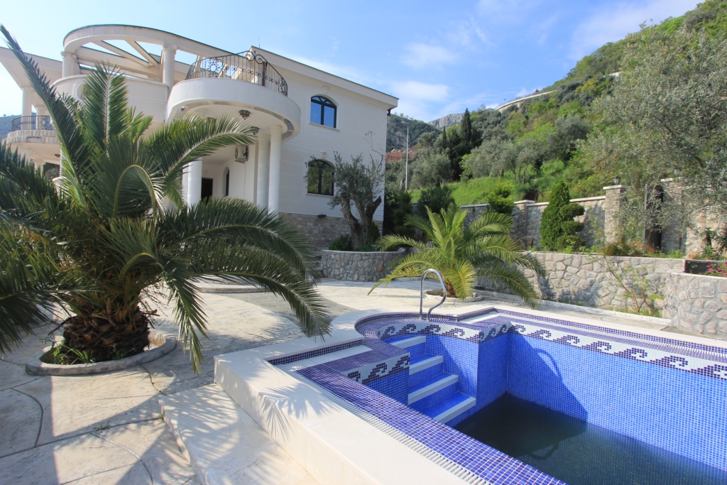 Villa with pool in Petrovac