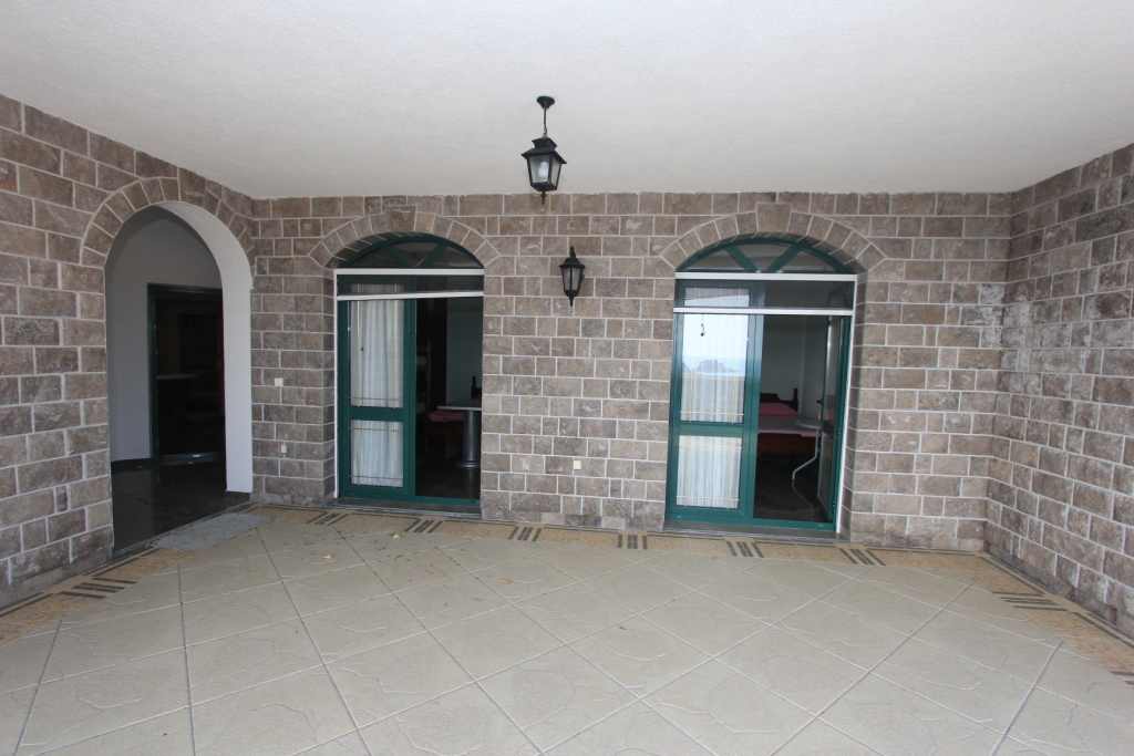 Villa with pool in Petrovac