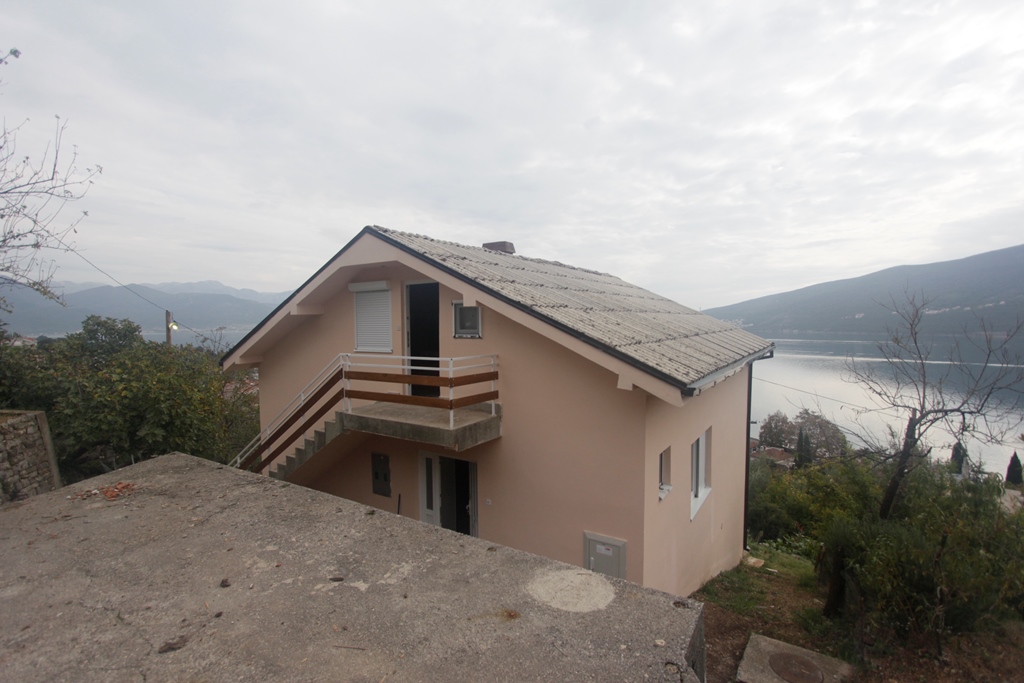Three-storey house in Djenovici