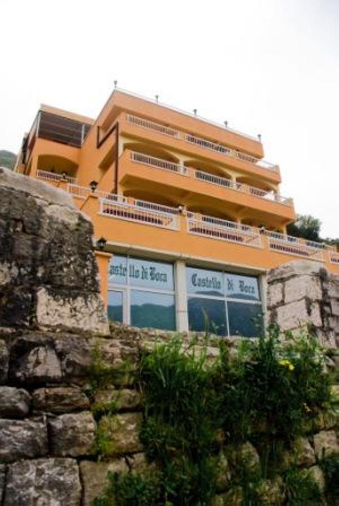 Hotel on the front line in Stoliv