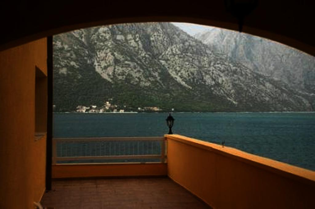 Hotel on the front line in Stoliv