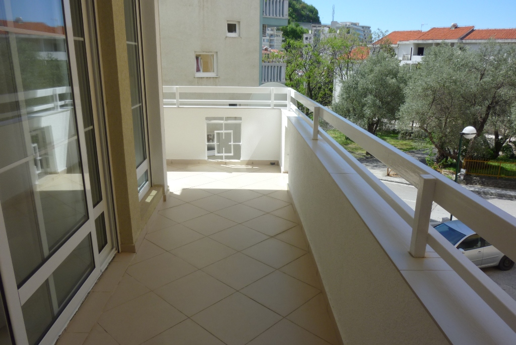 Spacious apartment in Rafailovici