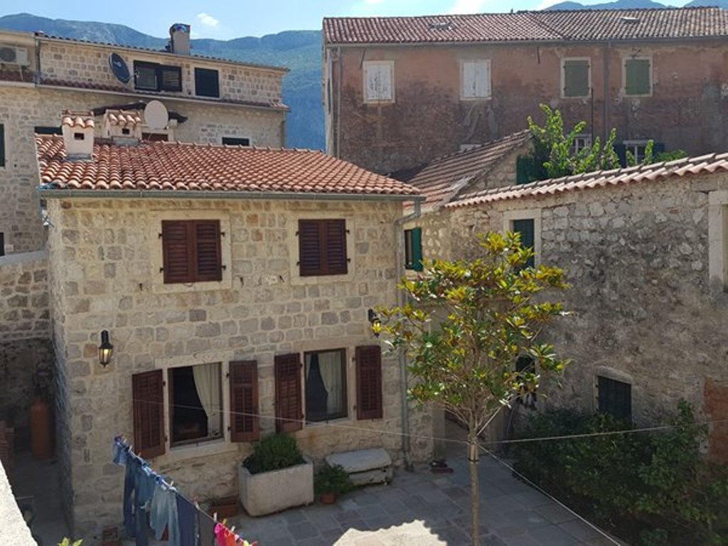 Two houses with restaurant on the front line
