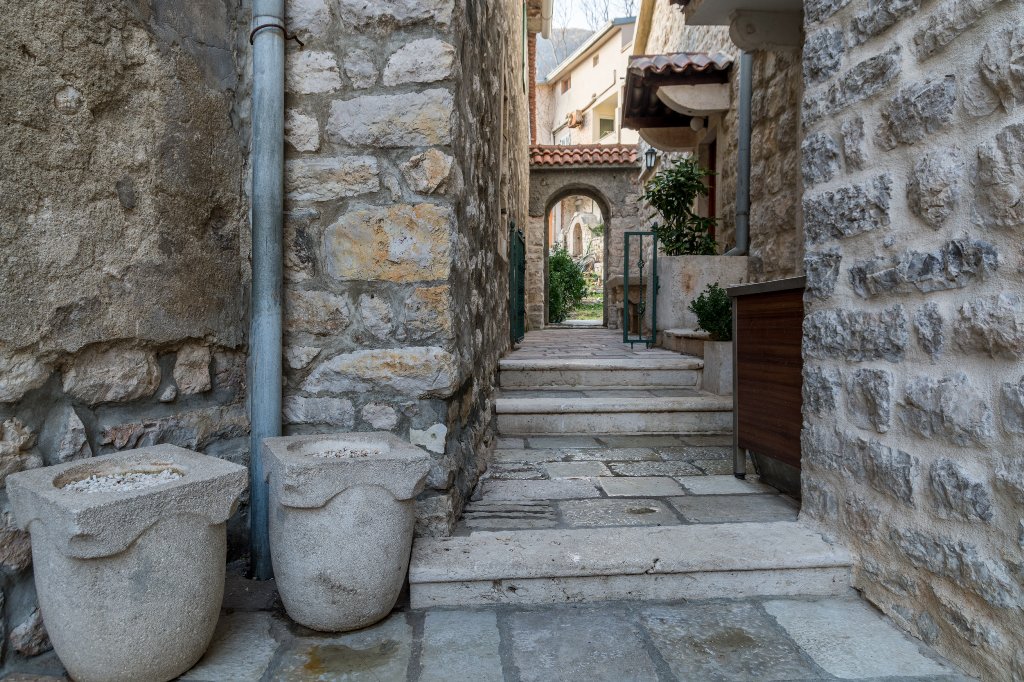 Two houses with restaurant on the front line