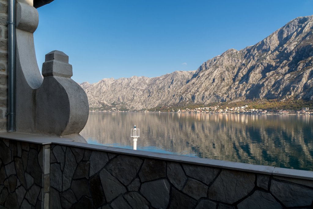 Two houses with restaurant on the front line