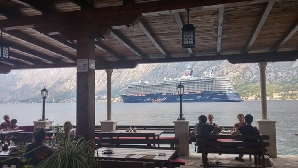 Two houses with restaurant on the front line