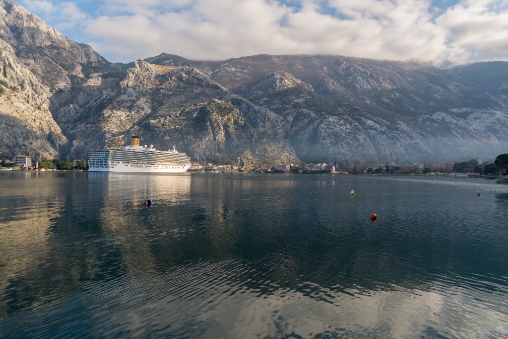 Two houses with restaurant on the front line