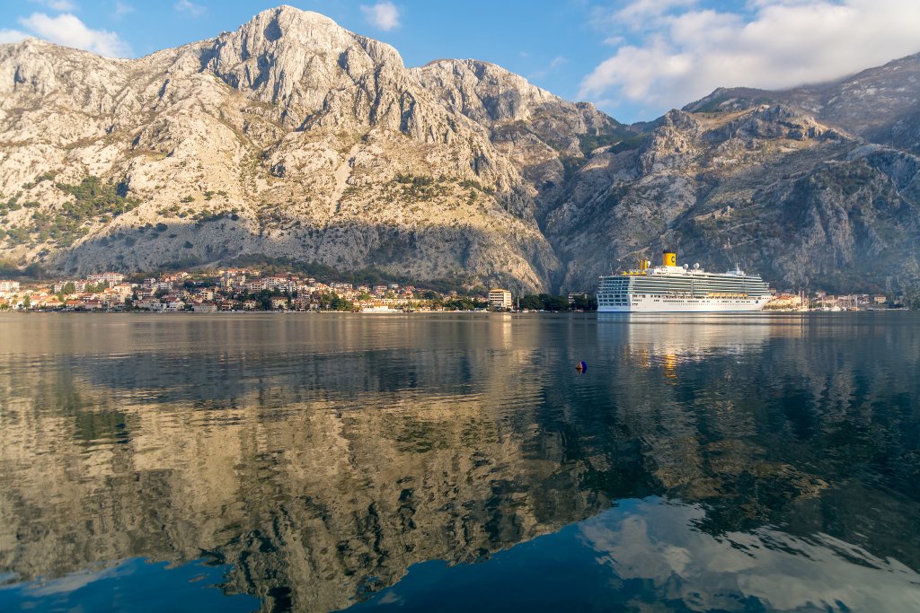 Two houses with restaurant on the front line