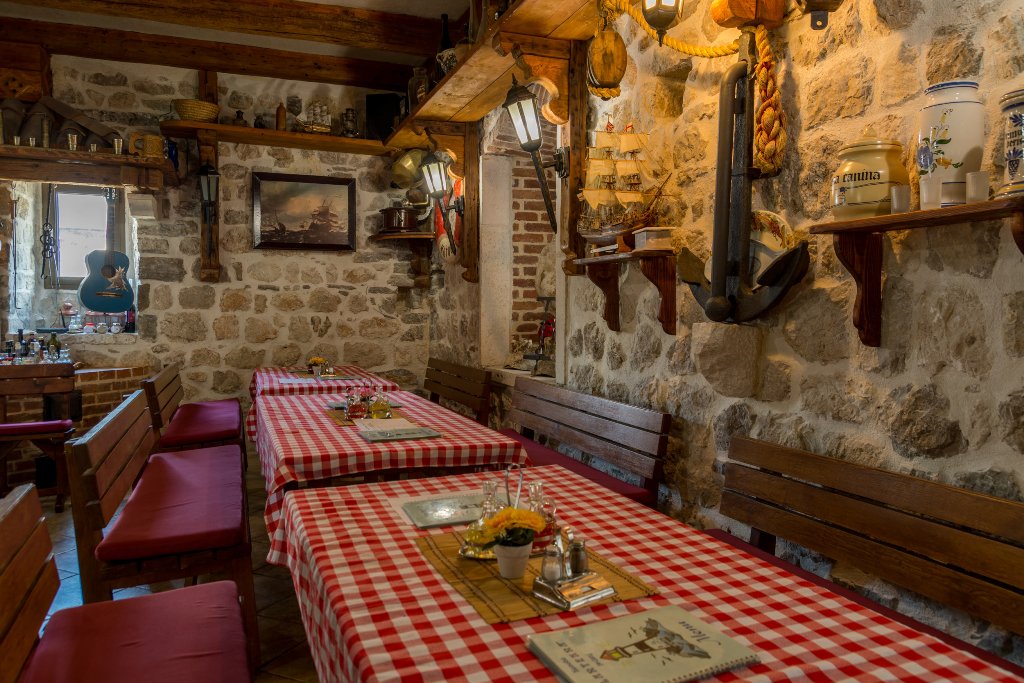 Two houses with restaurant on the front line