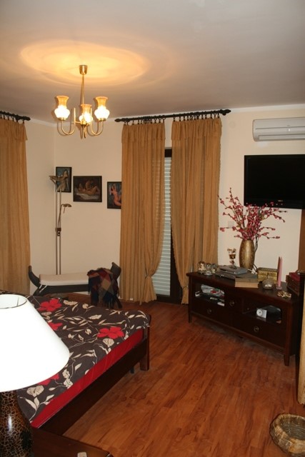 A luxurious villa with swimming pool in Kotor