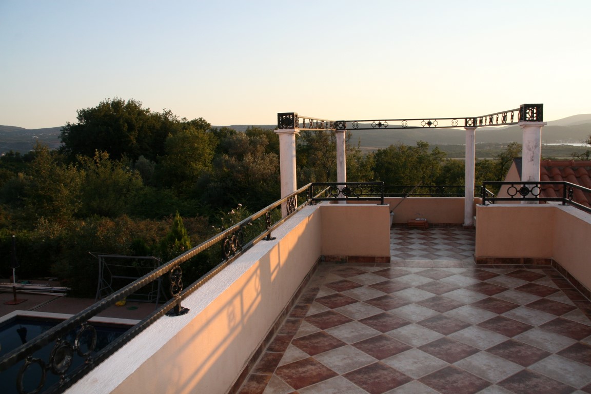 A luxurious villa with swimming pool in Kotor