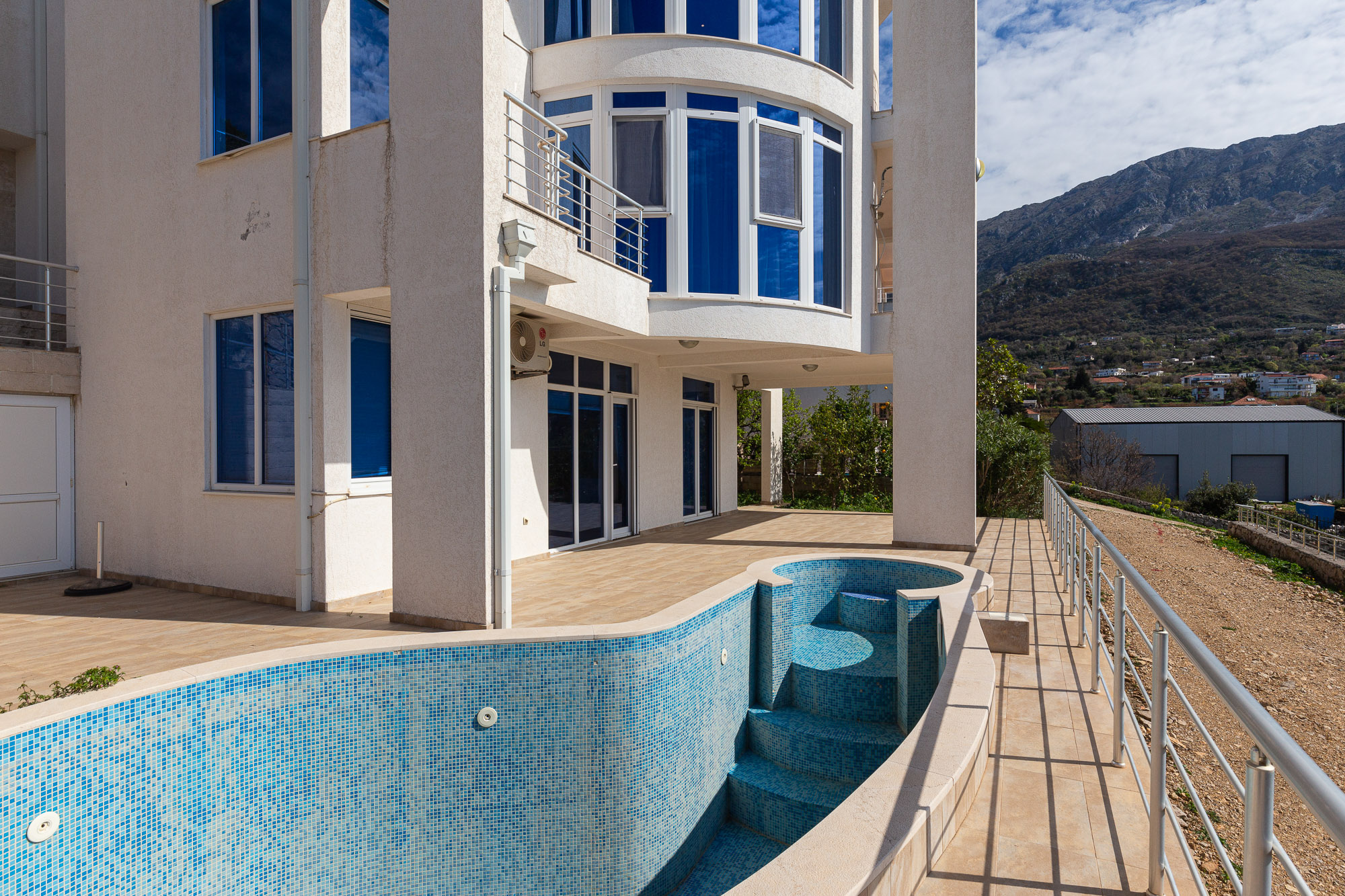 Luxurious villas in Bar