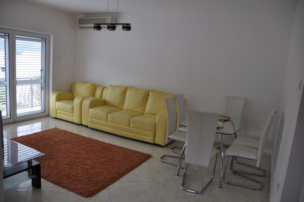 House in with pool in Dobrota