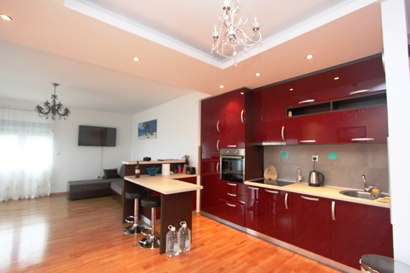 An apartment with seaview in Rafailovici