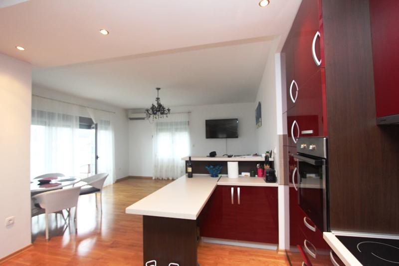 An apartment with seaview in Rafailovici