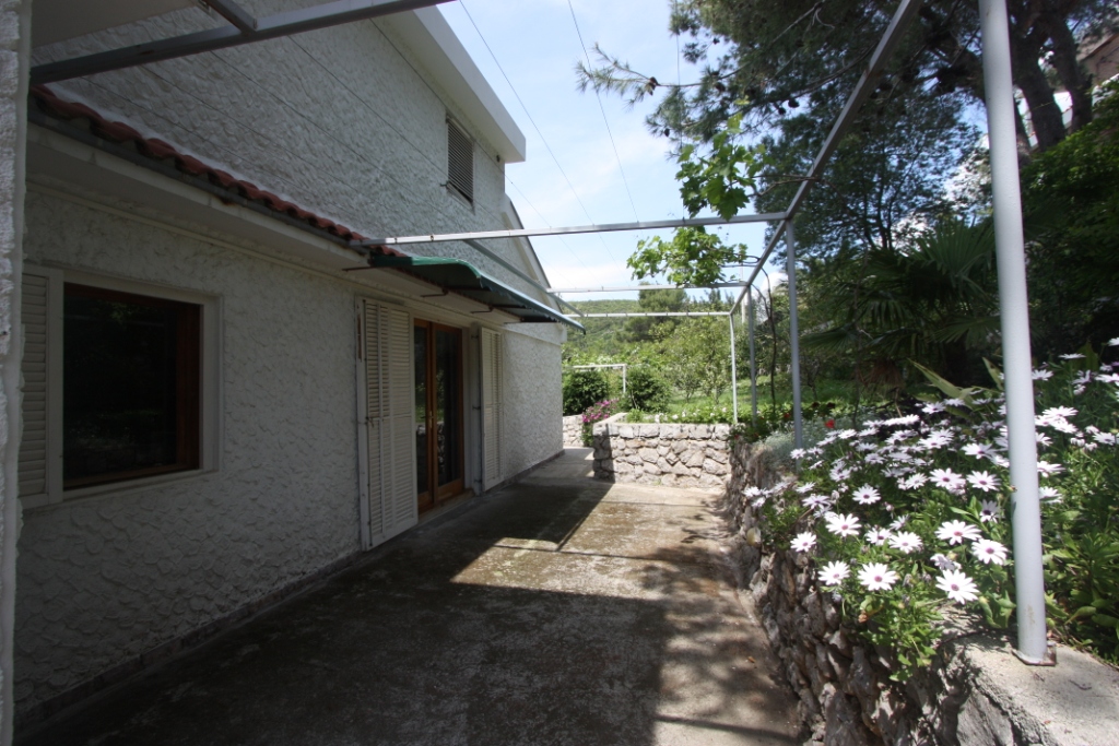 Three-storey house with pool in Lustica